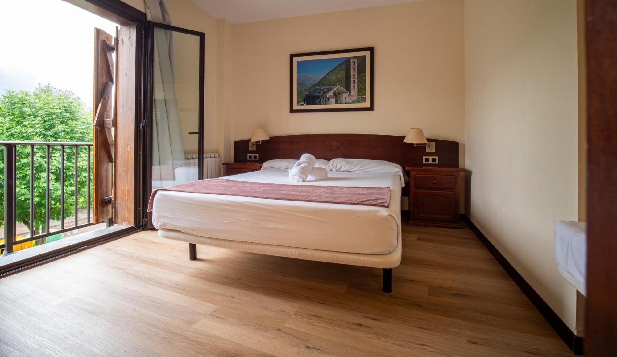 Hotel Romanic Тауль Экстерьер фото